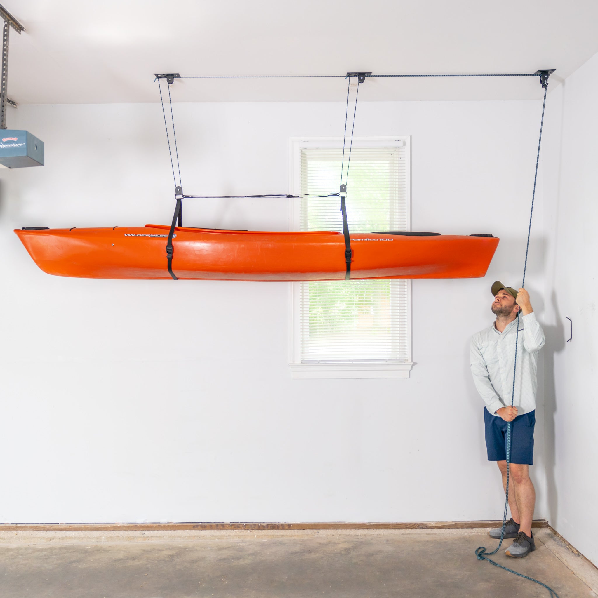 Cargo box ceiling outlet hoist